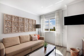 TV - Milreu Guesthouse - Room 'Terra' with Pool view (Estói)