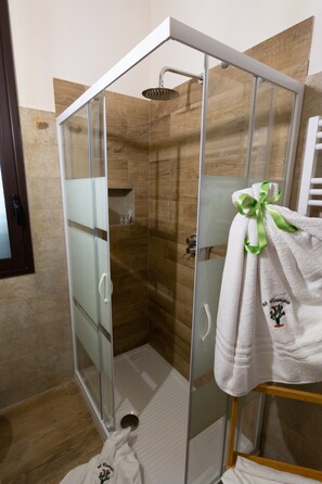 Ducha, artículos de higiene personal gratuitos y secador de pelo