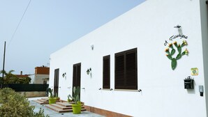 A white building with brown shutters, a cactus decoration, and a sign reading 'A Florigina.' - Holiday Home 'Ficurigna' with Private Garden, Wi-Fi and Air Conditioning (Marsala)