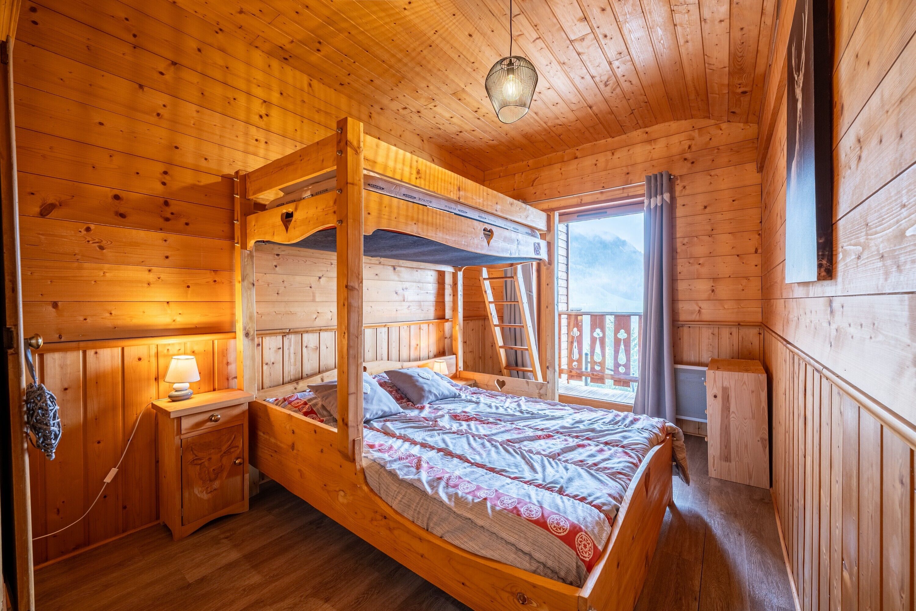 4 bedrooms, iron/ironing board, WiFi (free), bed sheets