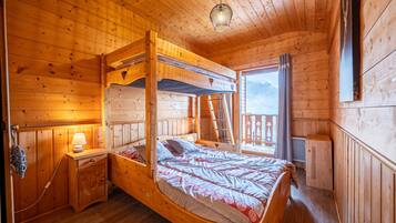 4 bedrooms, iron/ironing board, WiFi (free), bed sheets