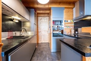 Fridge, microwave, oven, stovetop - Chalet 'Les Skieurs' with Mountain View, Private Terrace and Wi-Fi (Notre-Dame-du-Pré)