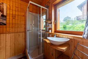 Shower, hair dryer, towels - Chalet 'Les Skieurs' with Mountain View, Private Terrace and Wi-Fi (Notre-Dame-du-Pré)