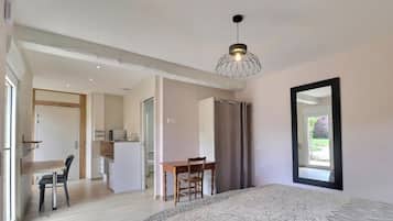 4 bedrooms, iron/ironing board, free WiFi, bed sheets