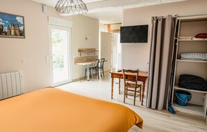 4 bedrooms, iron/ironing board, free WiFi, bed sheets - Holiday Home 'Maison' with Private Terrace and Wi-Fi (Amanlis)