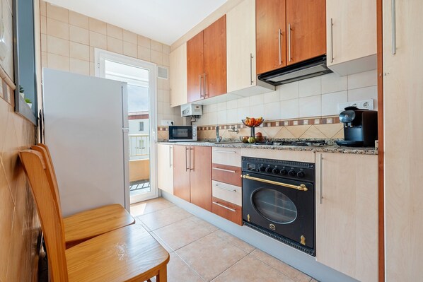 Fridge, microwave, coffee/tea maker, cookware/dishes/utensils