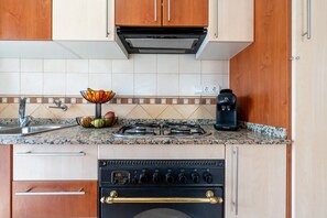 Refrigerador, microondas, parrilla de estufa y cafetera y tetera