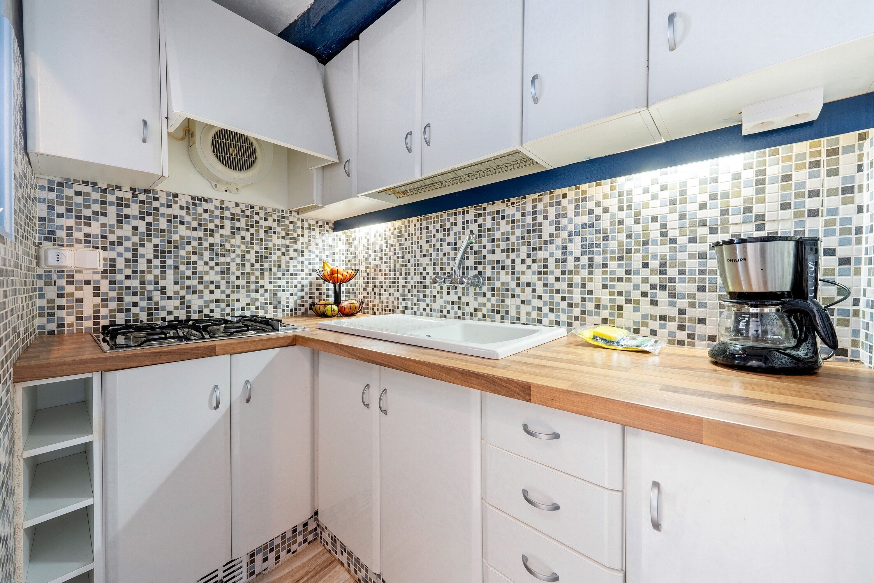 Frigorifero, microonde, forno, piano cottura