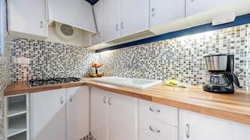 Frigorifero, microonde, forno, piano cottura