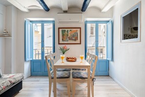 Un comedor con una mesa, sillas y una disposición para el desayuno.