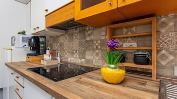 Réfrigérateur, micro-ondes, plaque de cuisson, cafetiÚre/bouilloire