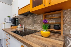 Fridge, microwave, stovetop, coffee/tea maker - Room 'Annunziata - Pistacchio Bronte' with Balcony, Wi-Fi and Air Conditioning (Bronte)