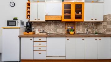 Fridge, microwave, stovetop, coffee/tea maker