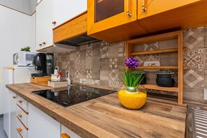 Réfrigérateur, four à micro-ondes, surface de cuisson, cafetière-théière