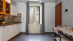 Een keuken met een eethoek, een schuifdeur en een airconditioner.