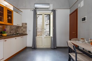 Dining - Room 'Annunziata - Mandorla Bronte' with Private Terrace, Wi-Fi and Air Conditioning (Bronte)