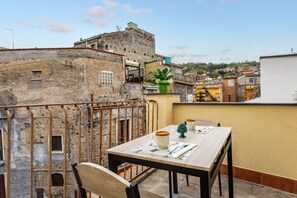 Outdoor dining - Room 'Annunziata - Mandorla Bronte' with Private Terrace, Wi-Fi and Air Conditioning (Bronte)