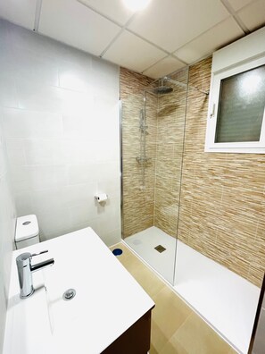 Een douche, een haardroger, handdoeken