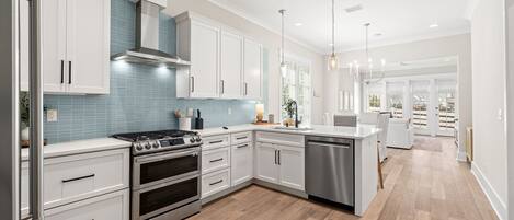 Refrigerador, microondas, horno, placa de cocina