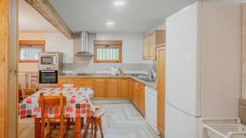 Een koelkast, een magnetron, een oven, een kookplaat