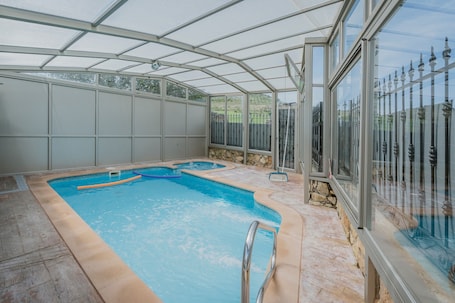 Pool. Holiday Home 'El Encuentro Del Duraton' with Mountain View, Private Pool and Wi-Fi