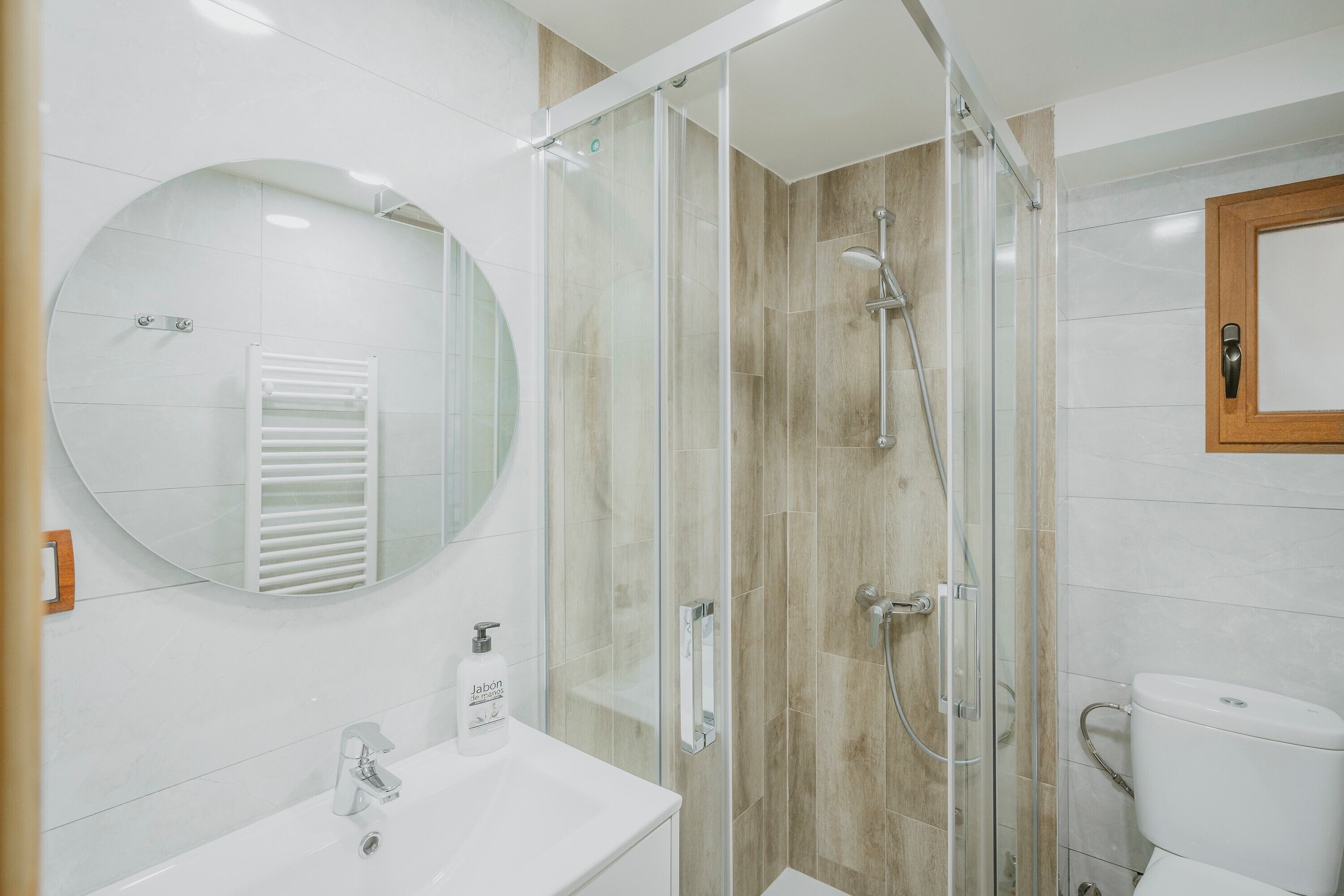 Een douche, een haardroger, handdoeken