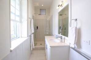 Shower, hair dryer, towels - Charming Historical Villa with Private Pool, Close to Beach - Rosedale (Worthing)