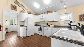 Refrigerador, microondas, horno, placa de cocina