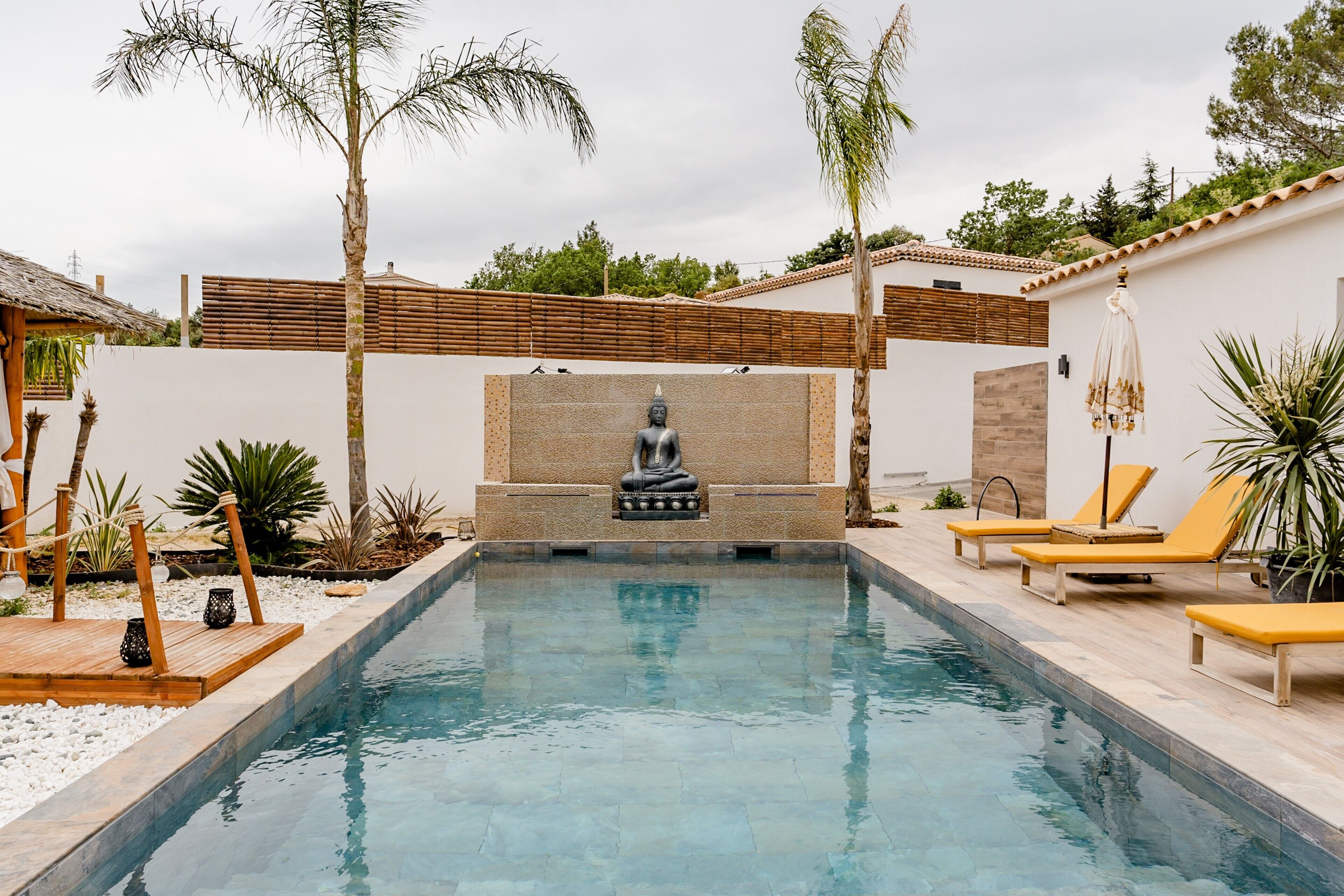 Lämmitetty uima-allas