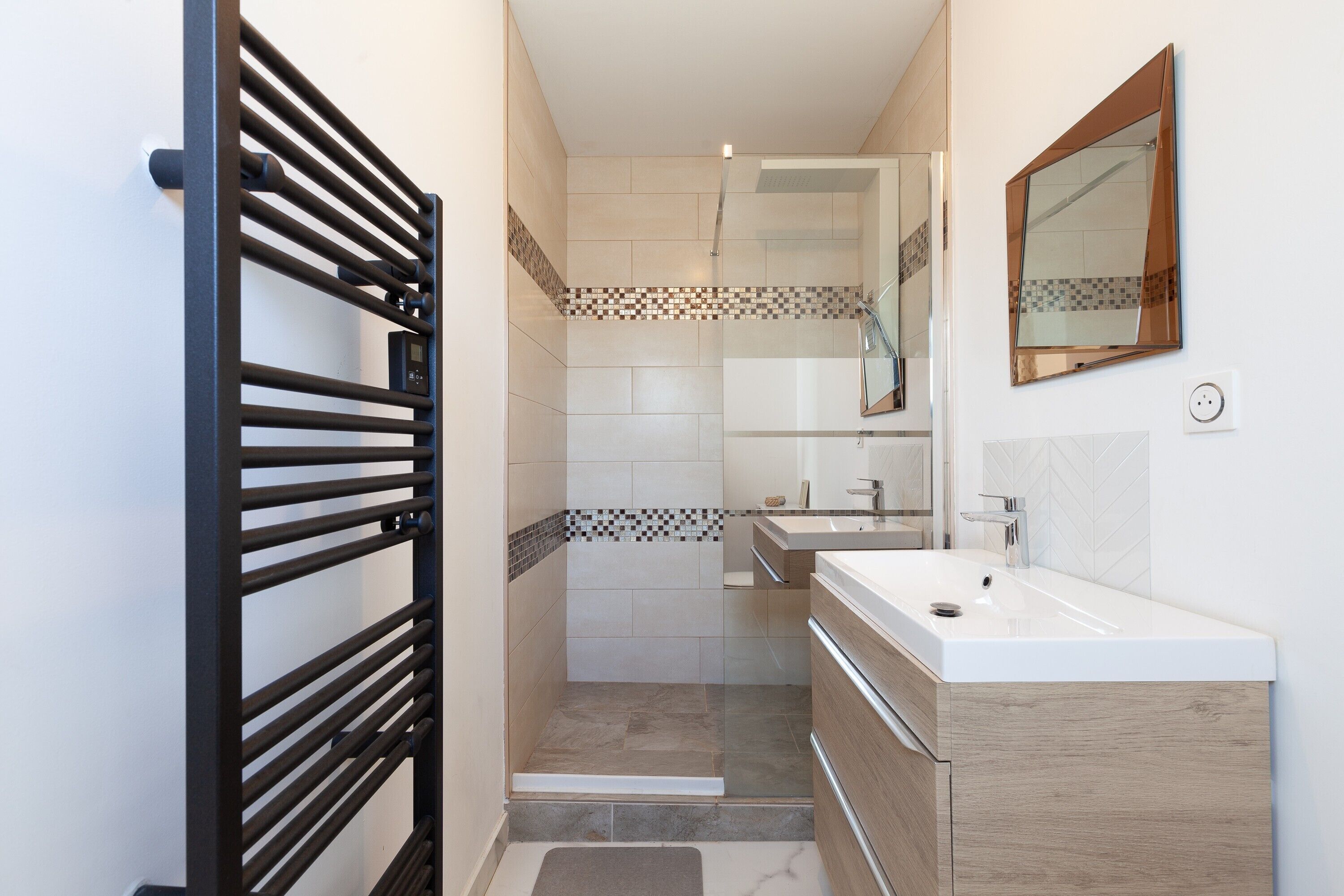 Chuveiro, secador de cabelo, toalhas de banho 