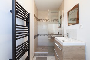 Douche, sèche-cheveux, serviettes fournies