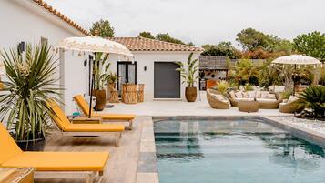 Een verwarmd zwembad