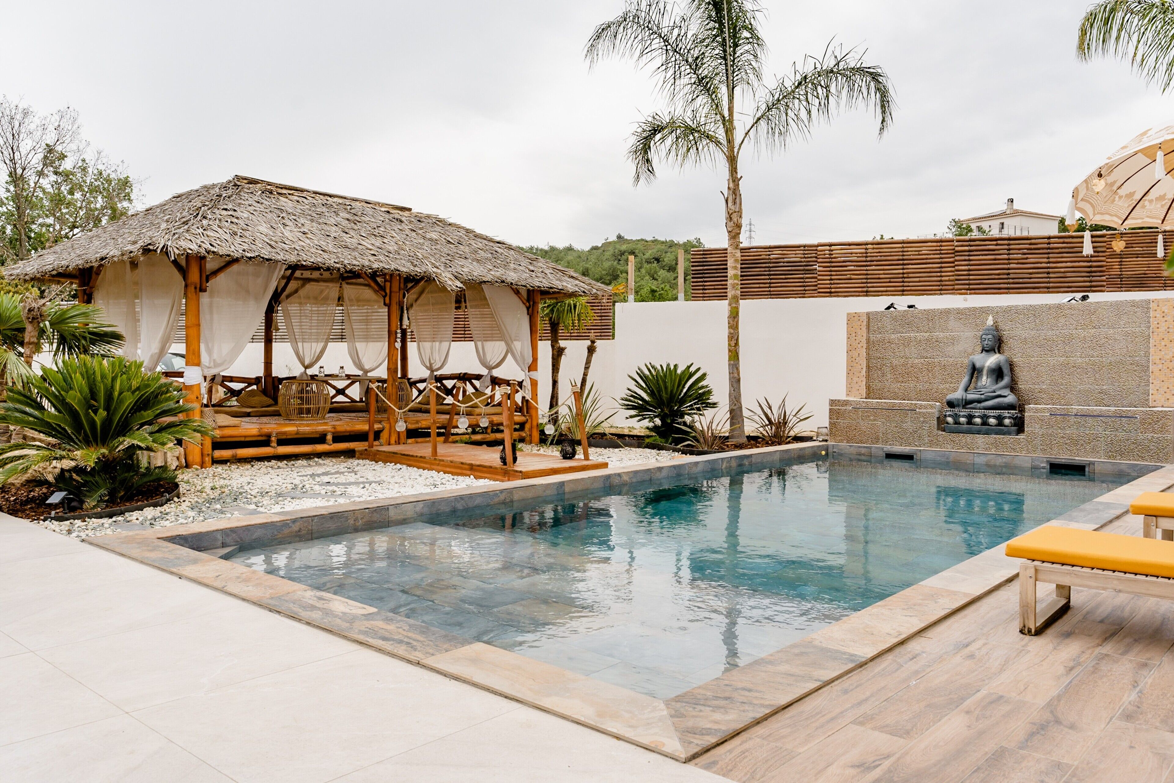 Lämmitetty uima-allas