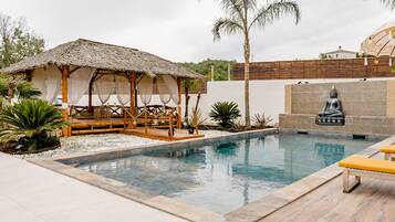 Lämmitetty uima-allas