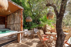 Outdoor dining - Tiny House Bali with Mountain View, Wi-Fi and Air Conditioning (Peypin)