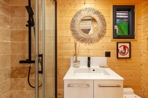 Shower, towels - Tiny House Bali with Mountain View, Wi-Fi and Air Conditioning (Peypin)