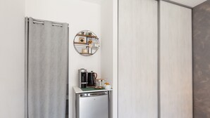 A compact kitchenette with a coffee maker, kettle, and small fridge. - Apartment 'Phuket' with Mountain View, Wi-Fi and Air Conditioning (Peypin)