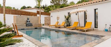 Een verwarmd zwembad