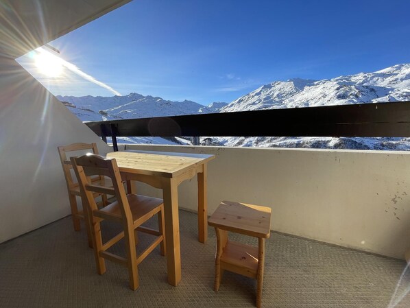 Outdoor dining - Studio Apartment 'Brelin - Combes' with Mountain View, Balcony and Wi-Fi (Les Belleville)