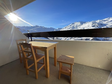 Outdoor dining. Studio Apartment 'Brelin - Combes' with Mountain View, Balcony and Wi-Fi