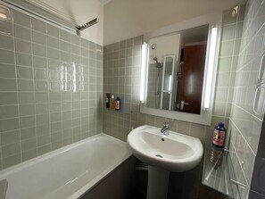 Douche, sèche-cheveux