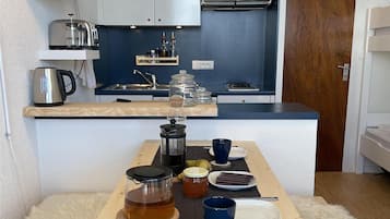 雪櫃、微波爐、焗爐、爐具