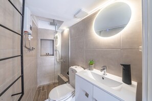 Shower, hair dryer, towels - Utopia Central Apartment with Air Conditioning (kerkira)