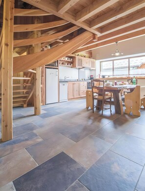 Fridge, oven, stovetop, dishwasher - Chalet 'L'ours' with Mountain View (Montricher-Albanne)