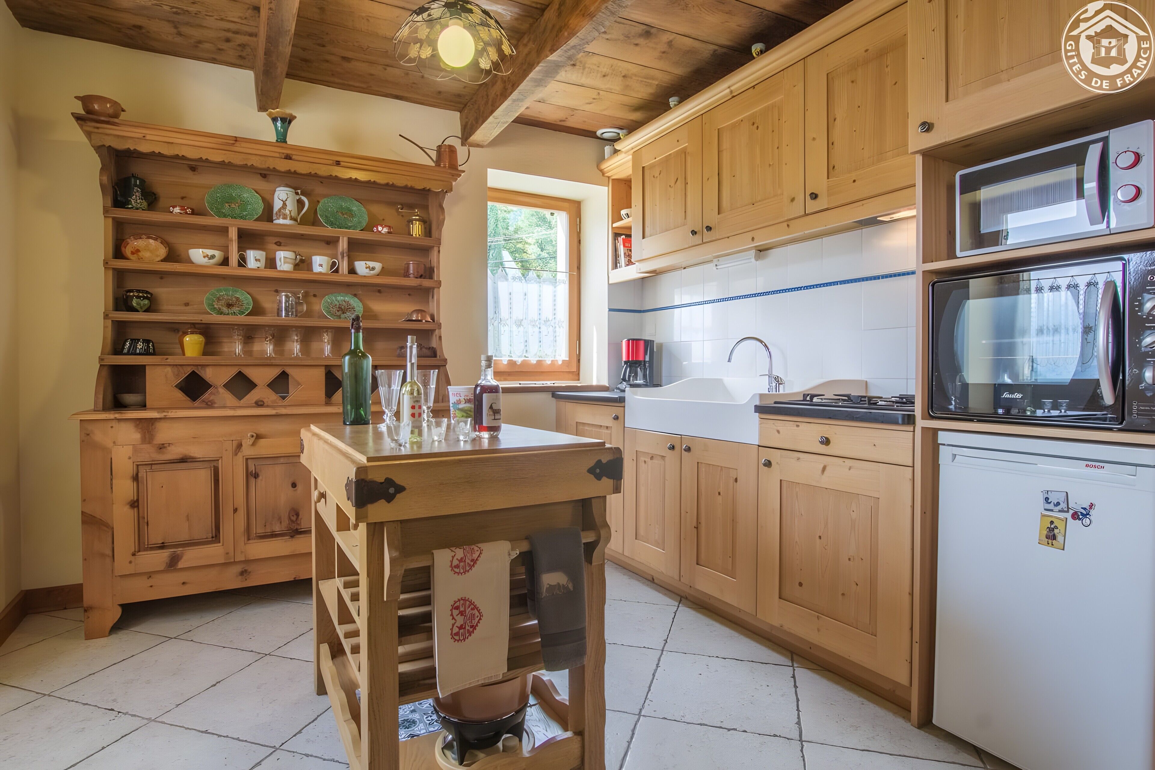 Mikrowelle, Hochstuhl, Kochgeschirr/Geschirr/Besteck, Gewürze