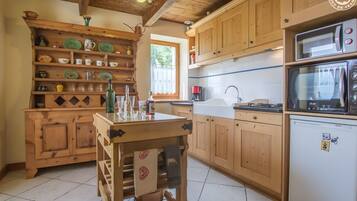 Mikrowelle, Hochstuhl, Kochgeschirr/Geschirr/Besteck, Gewürze