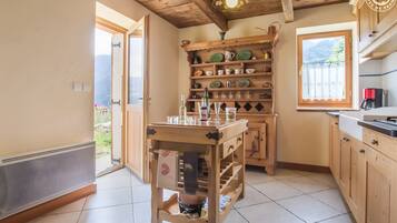 Micro-ondes, chaise haute, batterie de cuisine, vaisselle et ustensiles