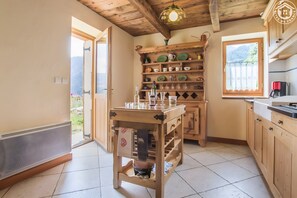 Microwave, high chair, cookware/dishes/utensils, spices - Apartment 'Le Blanchon' with Mountain View and Wi-Fi (Montricher-Albanne)