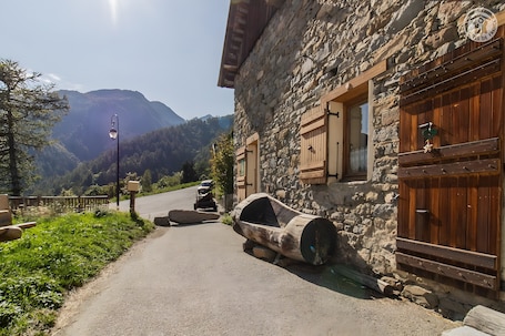 Property grounds. Chalet 'Le Lagopede' with Mountain View and Wi-Fi