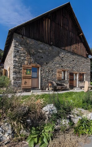 Exterior - Chalet 'Le Lagopede' with Mountain View and Wi-Fi (Montricher-Albanne)